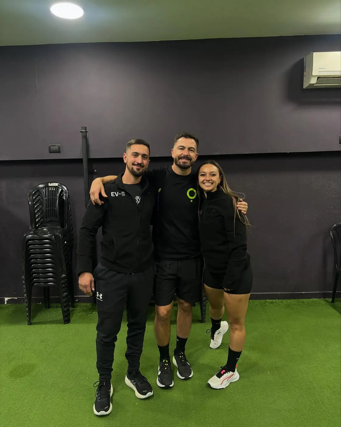 Federico Diedrichs junto a dos coaches del equipo EV-X