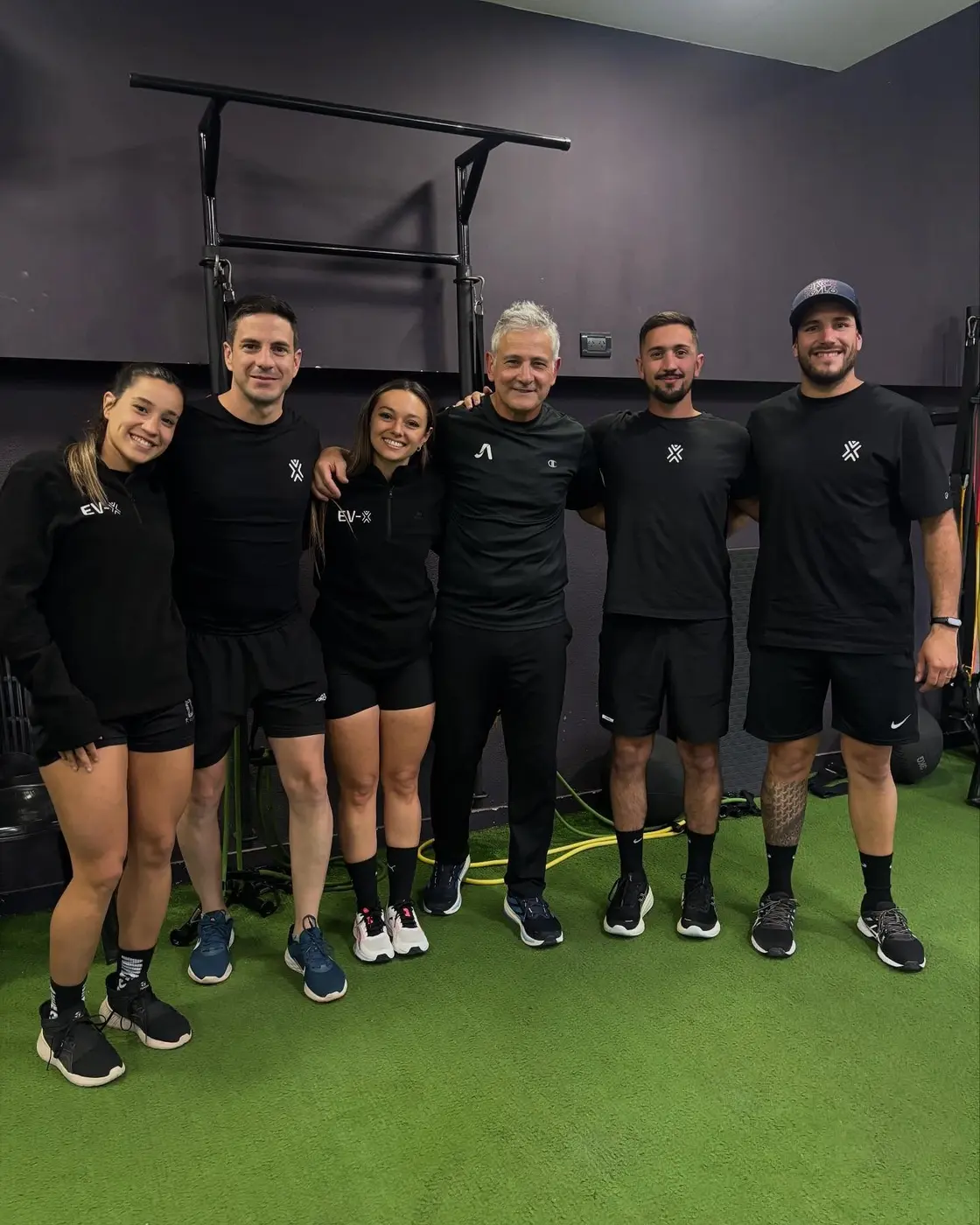 El equipo de EV-X con remeras de la marca