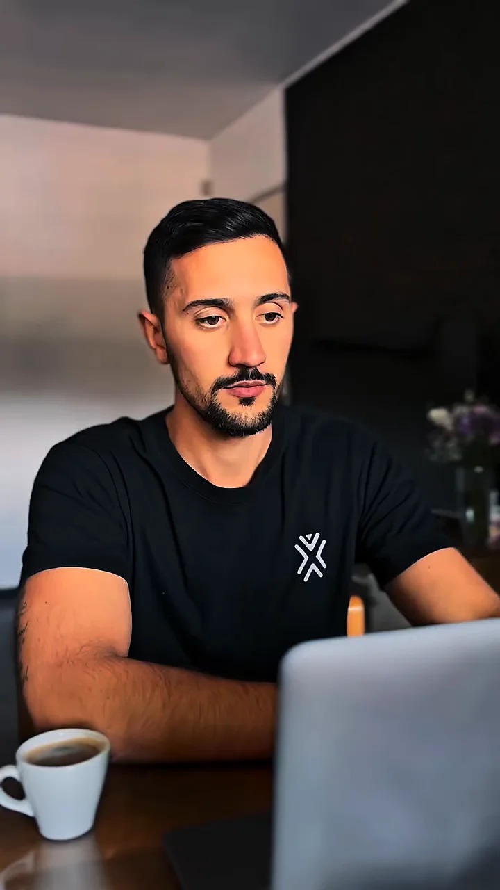 Federico Diedrichs revisa en la notebook el plan de un alumno online