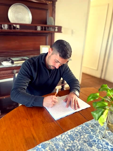 Federico Diedrichs arma un plan de entrenamiento en su escritorio